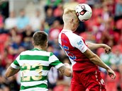 Michal Frydrych ze Slavie hlavikuje v ppravnm zpasu s Celticem Glasgow.