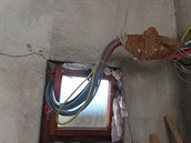 Absurdně provedená elektro kabeláž od fotovoltaické elektrárny na rodinném domě. Absurdně provedená elektro kabeláž od fotovoltaické elektrárny na rodinném domě.