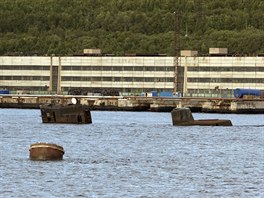 Vraky sovtskch ponorek na ruskm poloostrov Kola. Archivn snmek z roku 2005