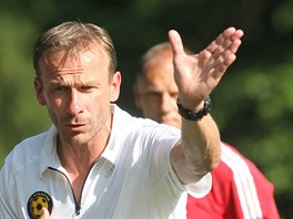 Trenr Ivan Kopeck diriguje hru fotbalist Jihlavy.