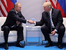 Pevn stisk rukou. Vladimir Putin a Donald Trump zahjili prvn spolen...