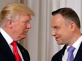 Americk prezident Donald Trump s polskm protjkem Andrzejem Dudou ve Varav...