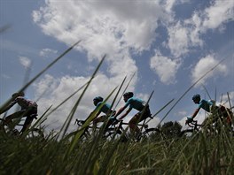 Jezdci ze stje Astana bhem sedm etapy Tour de France