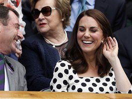 Catherine, vvodkyn z Cambridge, v li pi sledovn prvnho kola Wimbledonu.