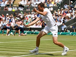 Adam Pavlsek v utkn 2. kola Wimbledonu proti Novaku Djokoviovi