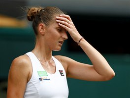 Karolna Plkov a gesto zmaru v 2. kole Wimbledonu.