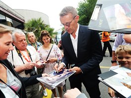 Lambert Wilson se ped tiskovkou nezapomnl podepsat lovcm autogram (2....