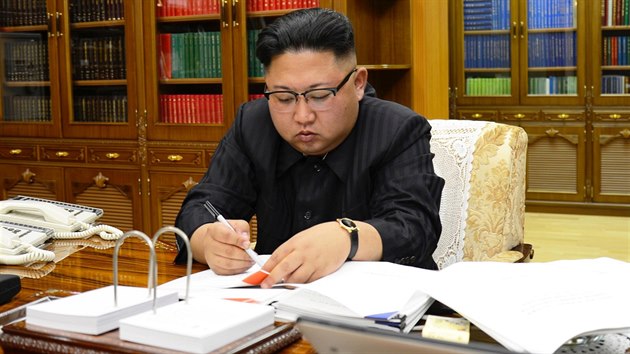 Severokorejsk vdce Kim ong-un podepisuje rozkaz o testu mezikontinentln stely Hwasong-14. (4. ervence 2017)