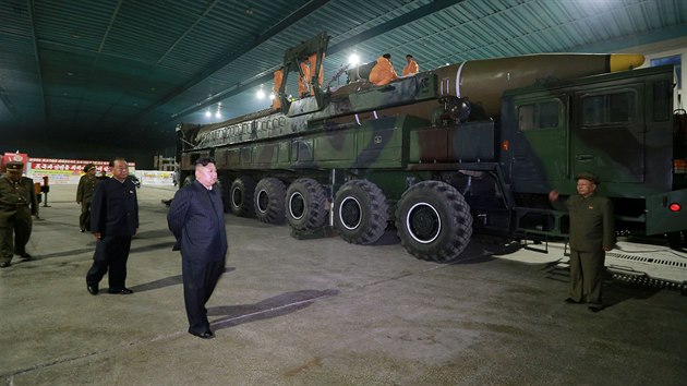 Severokorejsk vdce Kim ong-un si prohl mezikontinentln raketu Hwasong-14 (4. ervence 2017)