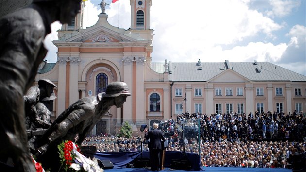 Americk prezident Donald Trump en na nmst Krasiskch, kde stoj pamtnk varavskho povstn. (6.7.2017)