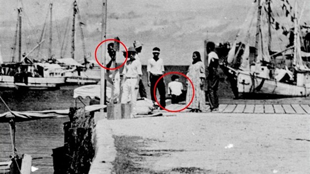Fotografie pozen na atolu Jaluit v roce 1937. V krouku zcela vlevo je dajn Fred Noonan, sedc postava zdy k fotografovi m bt Amelie Earhartov. Zcela vpravo je pak dajn jejich letadlo Lockheed Electra.