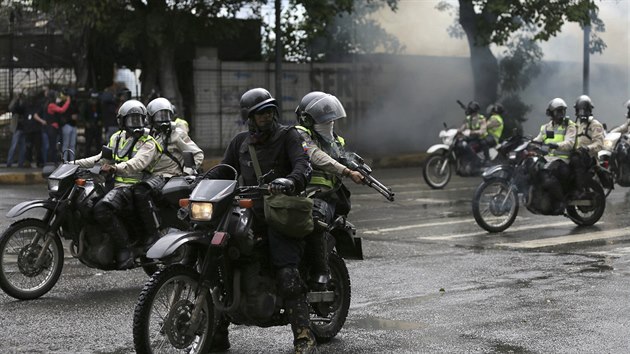 Protivldn protesty v Caracasu. Venezuelsk policie stl z motorek do demonstrant. (29. ervna 2017)