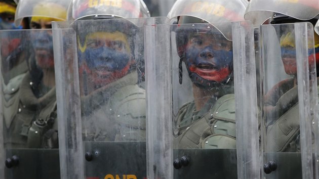 Pehldka venezuelskch ozbrojench sloek v Caracasu (5. ervence 2017)