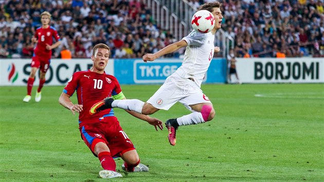 Kapitn eskch fotbalist do 19 let Ondej ainka (vlevo) a Giorgi Kutsia z Gruzie.