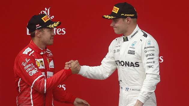 Sebastian Vettel (vlevo) gratuluje Valtterimu Bottasovi k vtzstv ve Velk cen Rakouska.