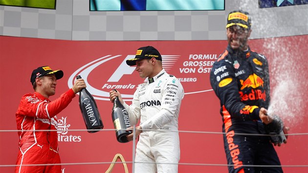 Sebastian Vettel (vlevo) a Valtteri Bottas si zlehka ukaj, to Daniel Ricciardo u se do slaven podn opel.