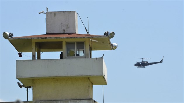 Policejn helikoptra hld vznici v Acapulcu na jihozpad Mexika, kde se ve tvrtek vzbouili zloinci (6. 7. 2017).