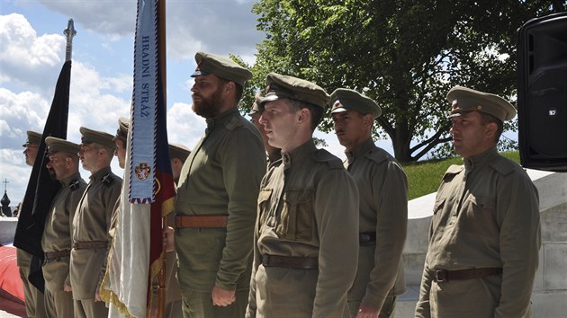 Str praporu eskoslovensk obce legionsk v historickch uniformch bhem pietnho aktu, kter se konal 2. ervence u zrekonstruovan mohyly pi pleitosti oslavy 100. vro bitvy u ukrajinskho Zborova, do kter se zapojili eskoslovent legioni. (2. 7. 2017)