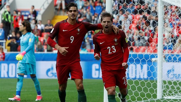 Adrien Silva (vpravo) vstelil druhou branku Portugalska v utkn o tet msto Konfederanho pohru s Mexikem.