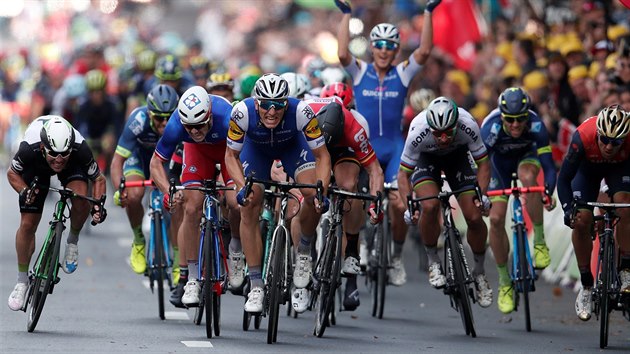 Marcel Kittel uhn bhem druh etapy Tour de France pro vtzstv.