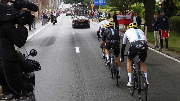 Bhem propren druh etapy Tour de France potkal pd i obhjce titulu Chrise Frooma (vpedu). Spolen se svmi stjovmi kolegy se vak dostal zpt do hlavnho pelotonu.