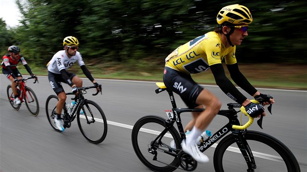 Ldr zvodu Geraint Thomas (ve lutm) bhem druh etapy Tour de France.