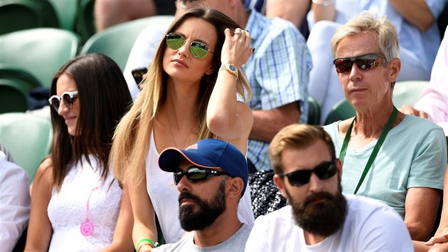 Manelka Tome Berdycha Ester sleduje svho mue bhem tetho kola Wimbledonu.