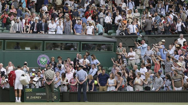 Roger Federer rozdv autogramy po vtzstv nad Mischou Zverevem.