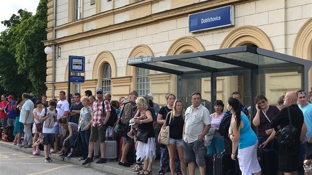 Kvli pesuen provozu trati Praha - Beroun mus stovky lid ekat ped ndram v Dobichovicch na nhradn autobusovou dopravu (9. ervence 2017).