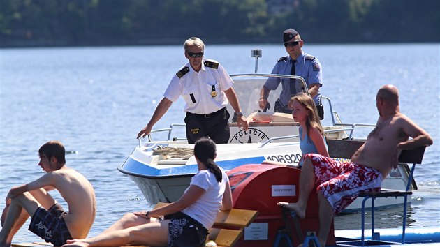 Na pehrad Hracholusky kontrolovala kapitny lapadel policie. Museli podstoupit test na alkohol.