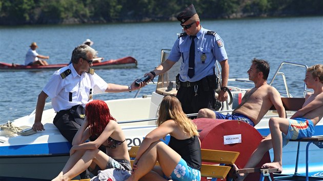 Na pehrad Hracholusky kontrolovala kapitny lapadel policie. Museli podstoupit test na alkohol.