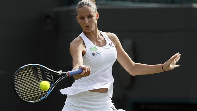 KONCENTRACE. Karolna Plkov zahrv forhend v zpase s Jevgenij Rodinovou ve Wimbledonu.