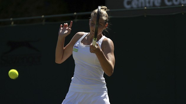 esk tenistka Kristna Plkov v utkn s ekyn Mariou Sakkariovou.