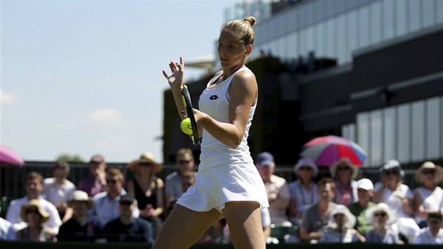 esk tenistka Kristna Plkov v utkn s ekyn Mariou Sakkariovou na turnaji ve Wimbledonu