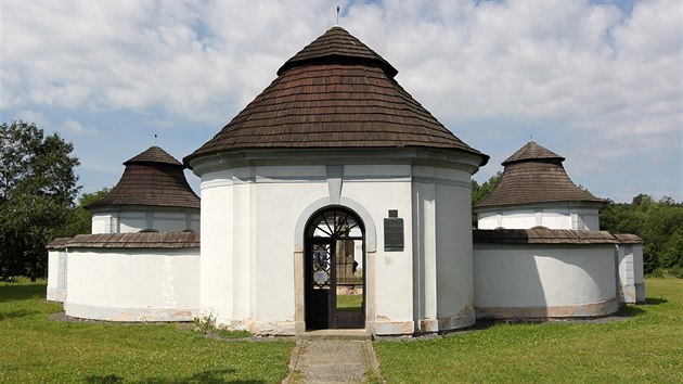 Hbitov se temi kaplemi s mansardovmi stechami vznikl v roce 1709.
