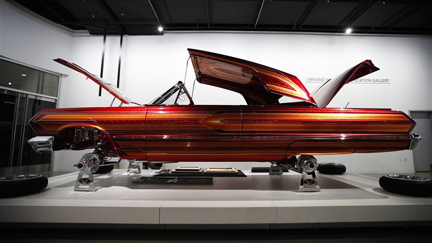 Vstava americkch bourk upravench ve stylu lowrider v Petersenov Automobilovm Museu v Los Angeles