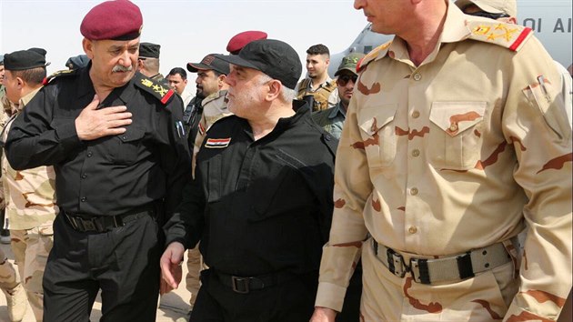 Irck premir Hajdar Abd pijel do Mosulu poblahopt vojkm (9. ervenec 2017).