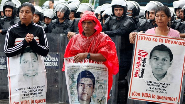 Nebezpen Mexiko. V roce 2014 zmizelo 42 student ve mst Iguala. Jeli autobusem na demonstraci na uctn manifestace z roku 1968, kter skonila policejnm masakrem. Podle oficilnho vyetovn je zatkla policie a mstsk ady je z vazby pedaly drogovmu syndiktu Guerrero Unidos, kter je zejm povradil. Podle jinch zdroj byly do akce zapleteny federln sly.