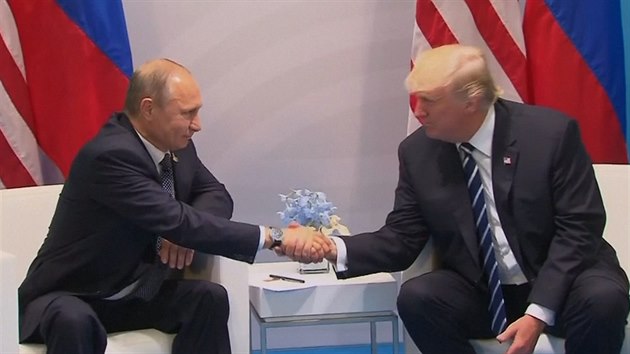 Donald Trump a Vladimr Putin si podali ruce