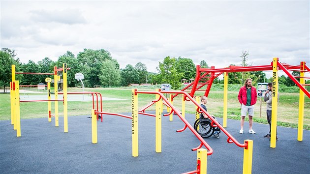 Street workout je cvien s vlastn vahou tla na rznch veejnch hitch, kde sportovci dlaj shyby, kliky nebo ptahy.