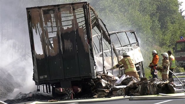 Na bavorsk dlnici A9 se srazil kamion s autobusem (3. ervence 2017)