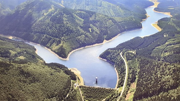Přehrada Šance v roce 2013 po snížení hladiny, což se projevilo zkrácením délky zatopené oblasti.