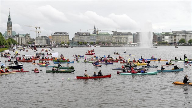 Protest proti summitu G20 se odehrv i na ece Alsteru, kter protk Hamburkem. (2. ervence 2017)