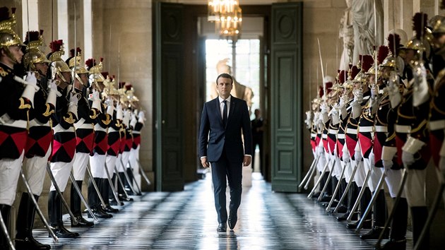 Francouzsk prezident Emmanuel Macron prochz Galeri bust ve Versailles ped svm projevem k lenm obou komor francouzskho parlamentu. (3. ervence 2017)