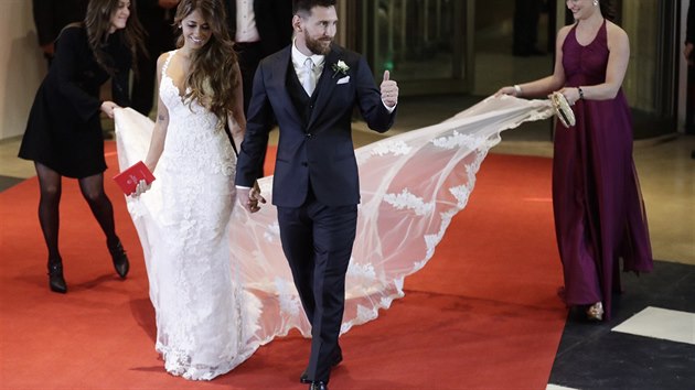 Lionel Messi se oenil se svou dlouholetou partnerkou Antonellou Roccuzzovou.