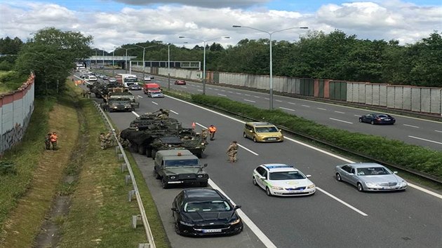 Na dlnici D1 u Miroovic ve smru na Brno rno bourala vozidla jedouc v konvoji americk vojensk techniky (1. ervence 2017).