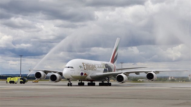 Na praskm letiti dosedl po sobotnm poledni Airbus A380 ve specilnm zbarven United for Wildlife (1. ervence 2017).