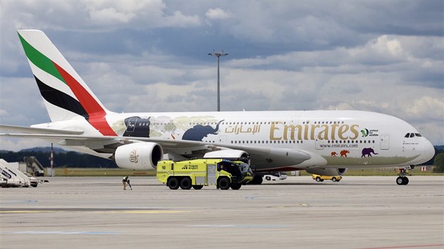 Na praském letiti dosedl po sobotním poledni Airbus A380 ve speciálním...