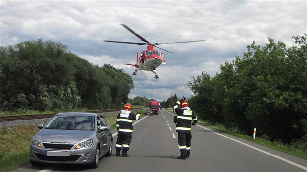 Nehoda dvou aut u Zaov na Vsetnsku. Spolujezdkyn z ernho fordu zemela, enu z druhho vozu nesl do nemocnice vrtulnk (1. ervence 2017).