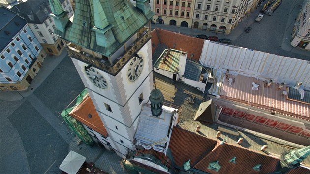 Snmek stechy olomouck radnice, jej krovy se nyn opravuj. Expertizy odhalily, e nejstar trmy pochzej z let 1503 a 1505.